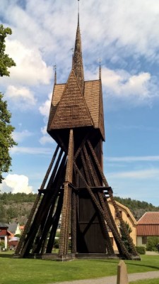 Den Holzturm haben sie beim Neubau der Kirche in Stein stehen gelassen.